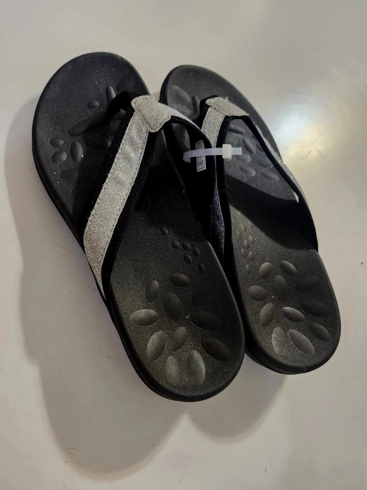 NEW! VIONICA STYLE sz 8 (38) ORTHO SILVER SPARKLE ON BLACK THONG SANDALS  SLIDES