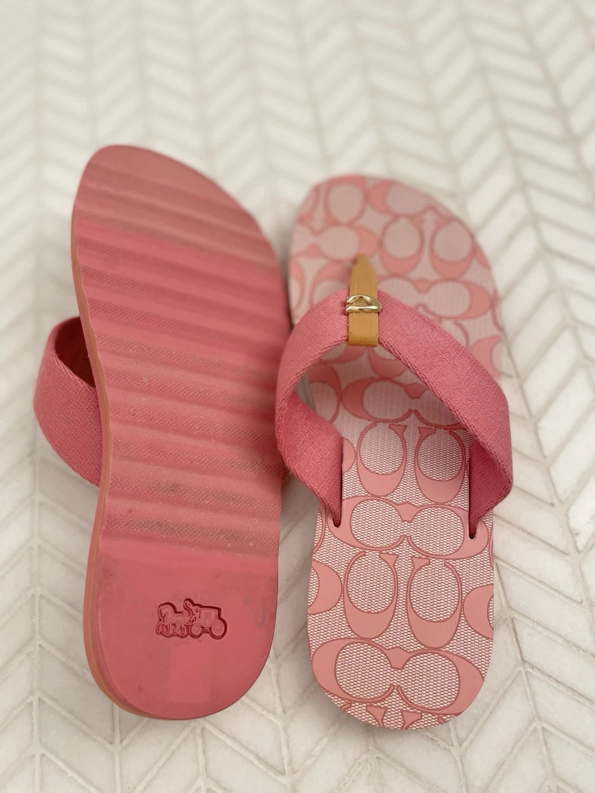 Coach Signature Zoe Flip Flop Sandals Pink 6 Flats Gold C Logo Designer Preppy