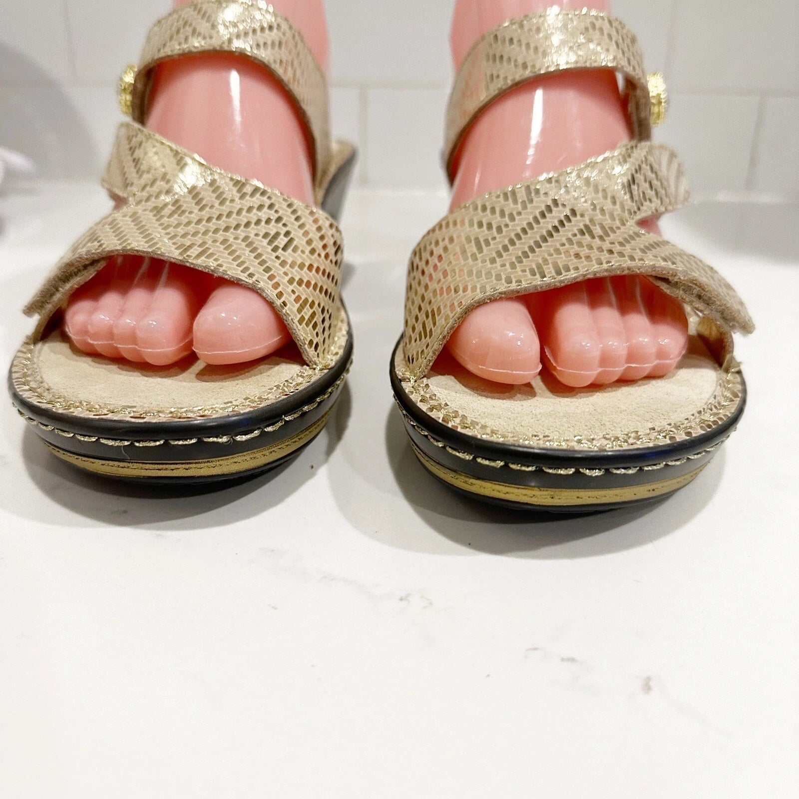 Alegria LOTI Gold Dazzler Sandals Wedge Slides Open Toe Size 39 Shoes