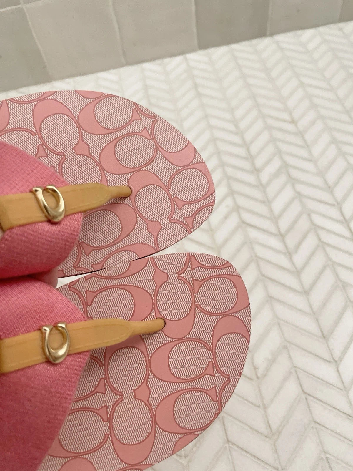 Coach Signature Zoe Flip Flop Sandals Pink 6 Flats Gold C Logo Designer Preppy