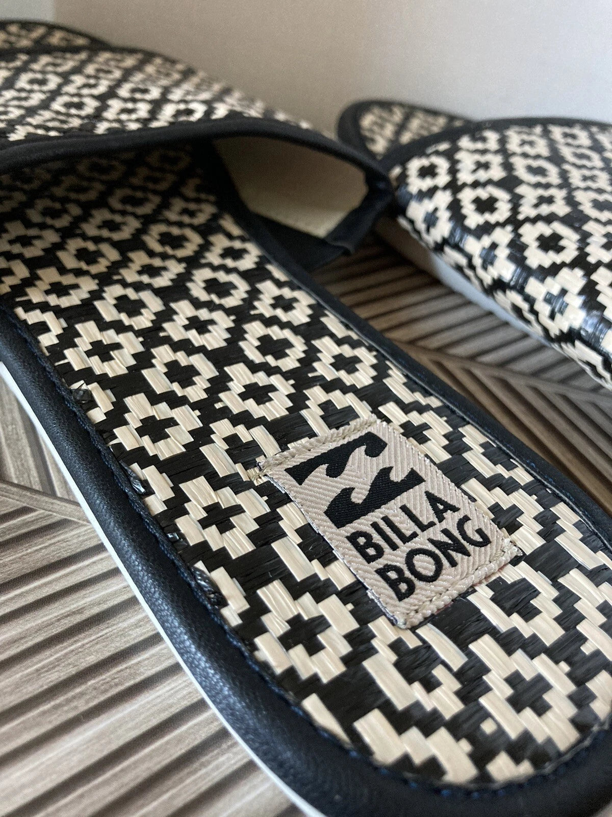 NEW Billabong Woven Raffa Sandals ~ Boho Style Black & Off-White Pattern Sz 10