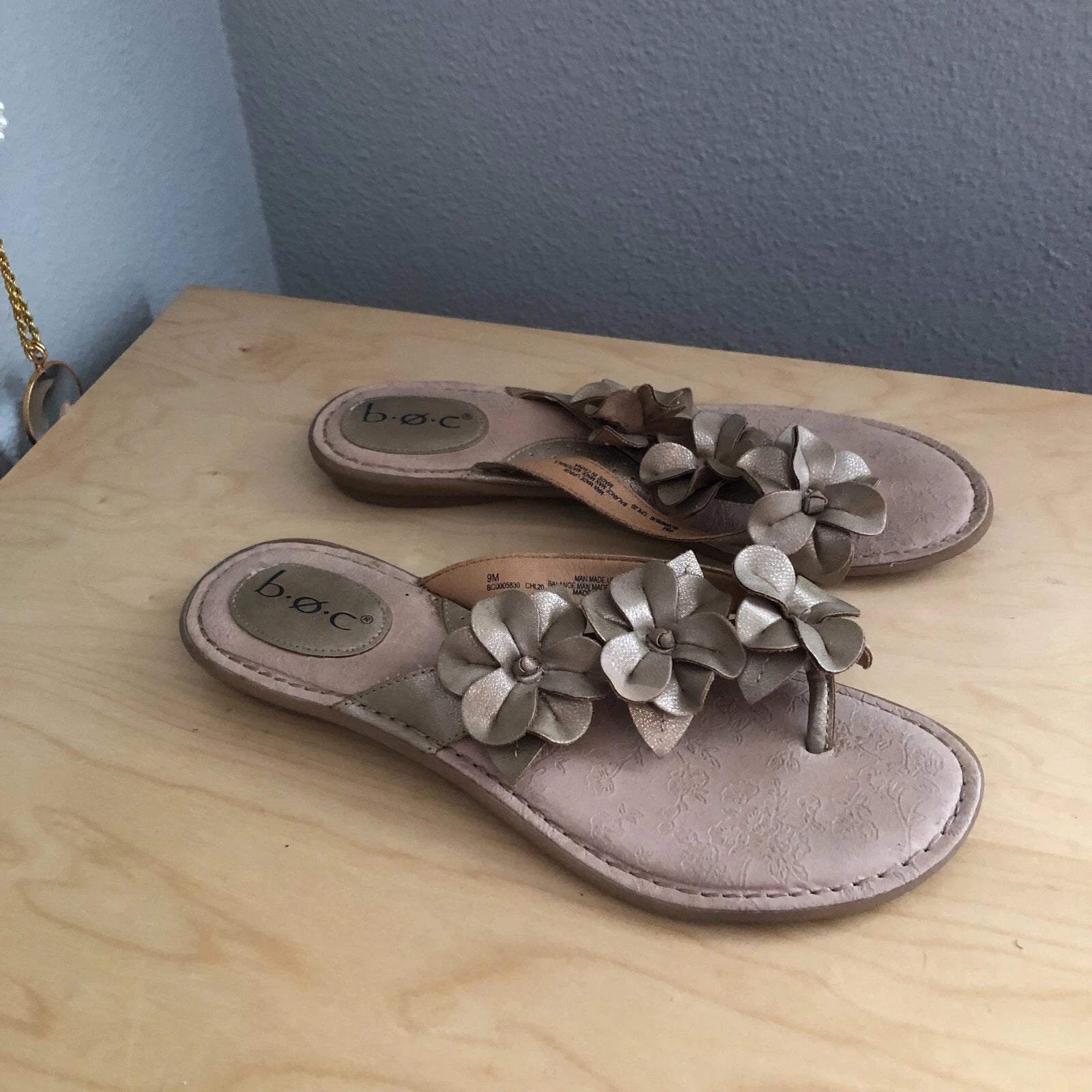 B.O.C Slide Sandals Womens US 9 Gold Metallic Flowers Vegan Leather Flip Flops