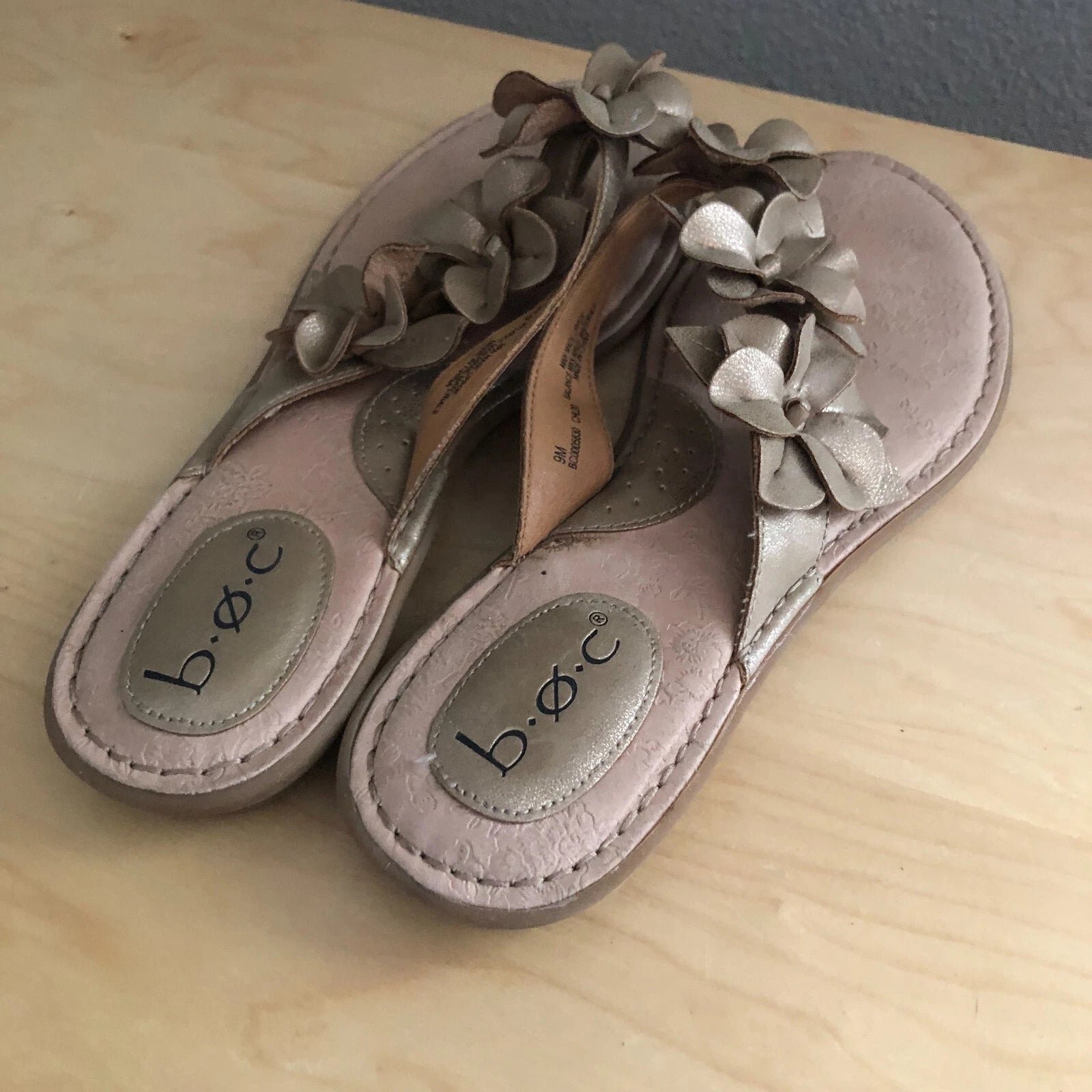 B.O.C Slide Sandals Womens US 9 Gold Metallic Flowers Vegan Leather Flip Flops