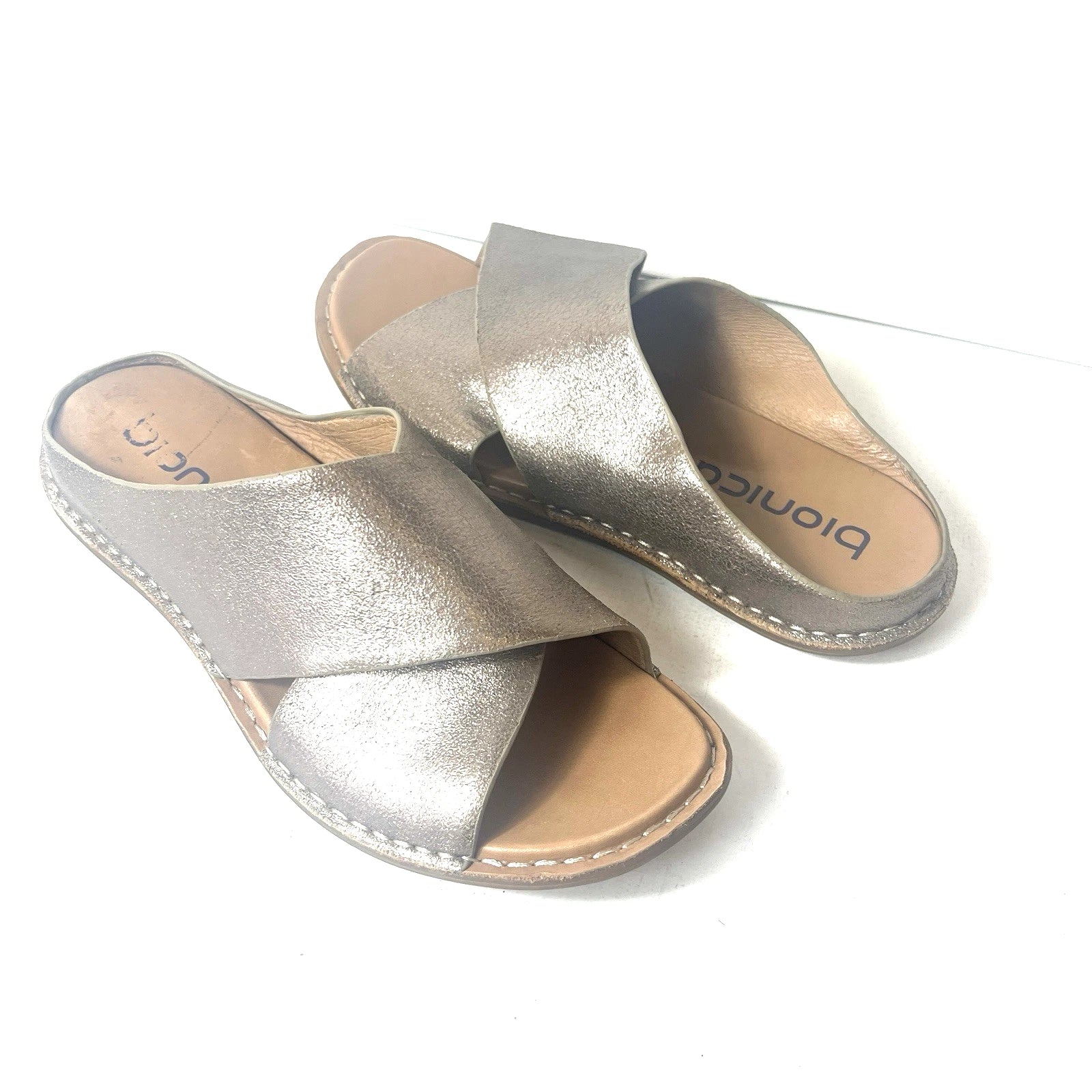 Bionica Womens 9.5M Gold Leather Cross Straps Slide Summer Casual Sandal Slip On