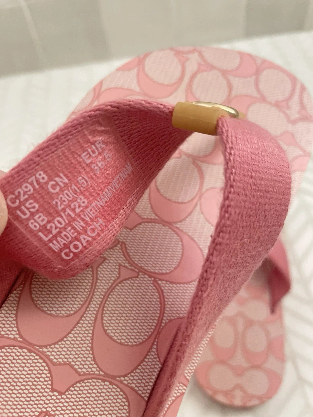 Coach Signature Zoe Flip Flop Sandals Pink 6 Flats Gold C Logo Designer Preppy