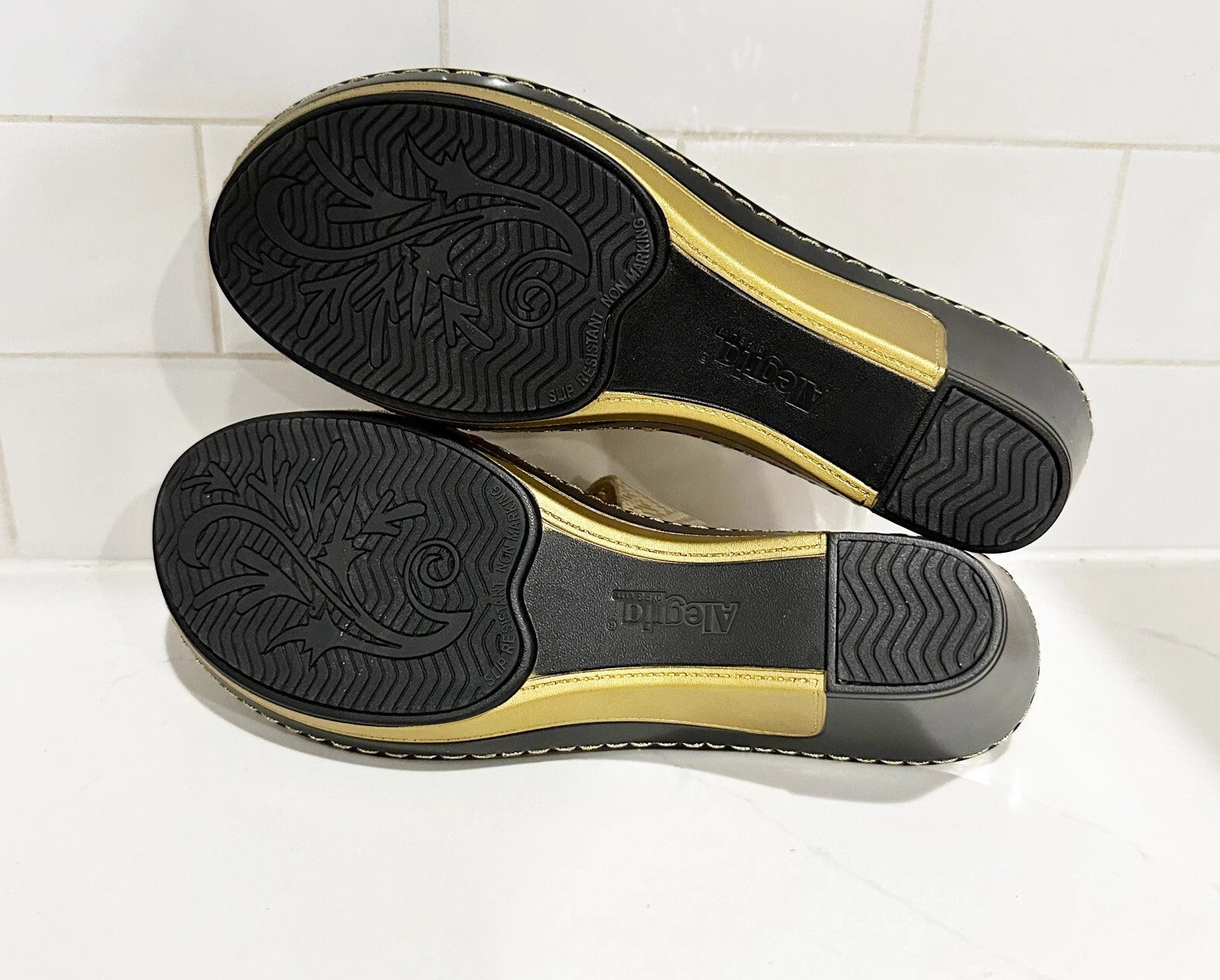 Alegria LOTI Gold Dazzler Sandals Wedge Slides Open Toe Size 39 Shoes