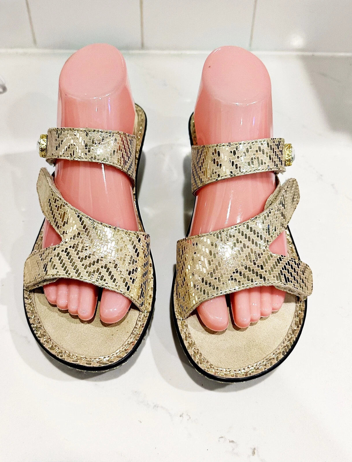 Alegria LOTI Gold Dazzler Sandals Wedge Slides Open Toe Size 39 Shoes