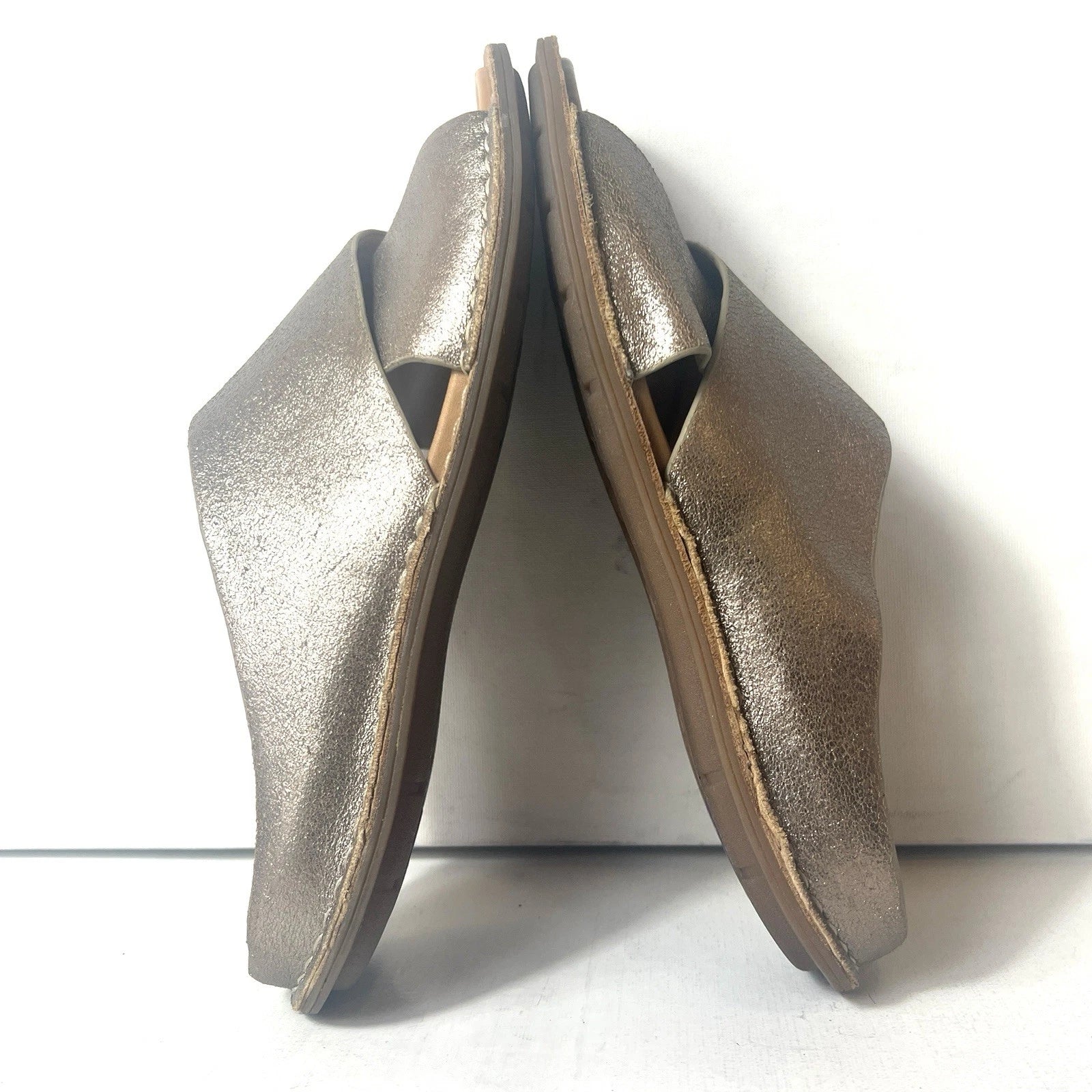 Bionica Womens 9.5M Gold Leather Cross Straps Slide Summer Casual Sandal Slip On