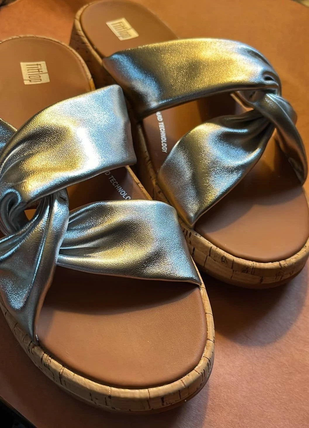 FitFlop Leather Twist Silver Cork Sandals SZ 9 BBQ Summer Parties Comfort Style