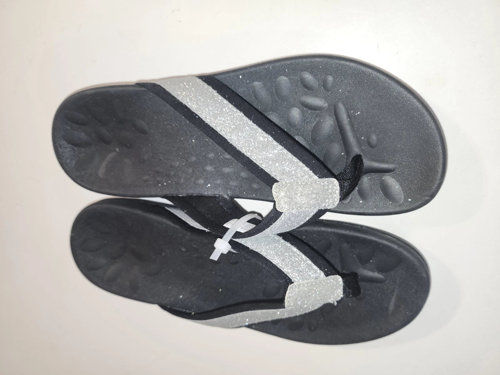 NEW! VIONICA STYLE sz 8 (38) ORTHO SILVER SPARKLE ON BLACK THONG SANDALS  SLIDES