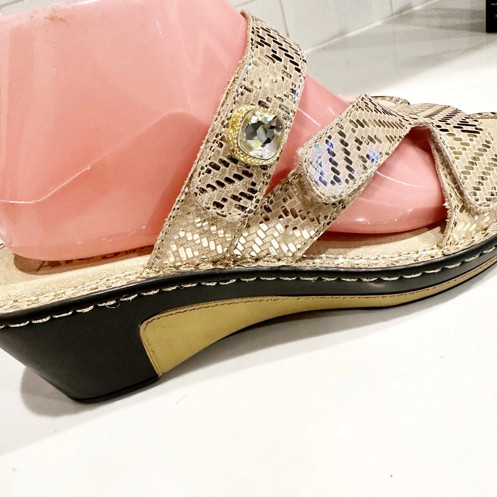 Alegria LOTI Gold Dazzler Sandals Wedge Slides Open Toe Size 39 Shoes