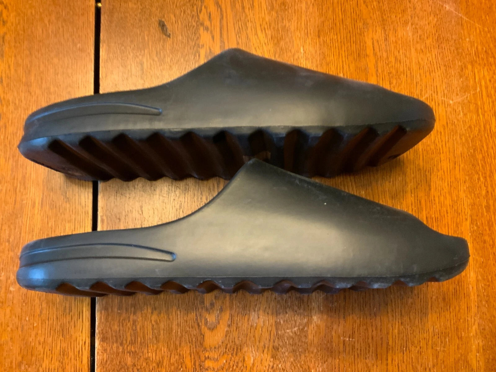 PrettyLittleThing Women's Black Rubber Ribbed Sole Slides, Style# CMP4736, Sz 8