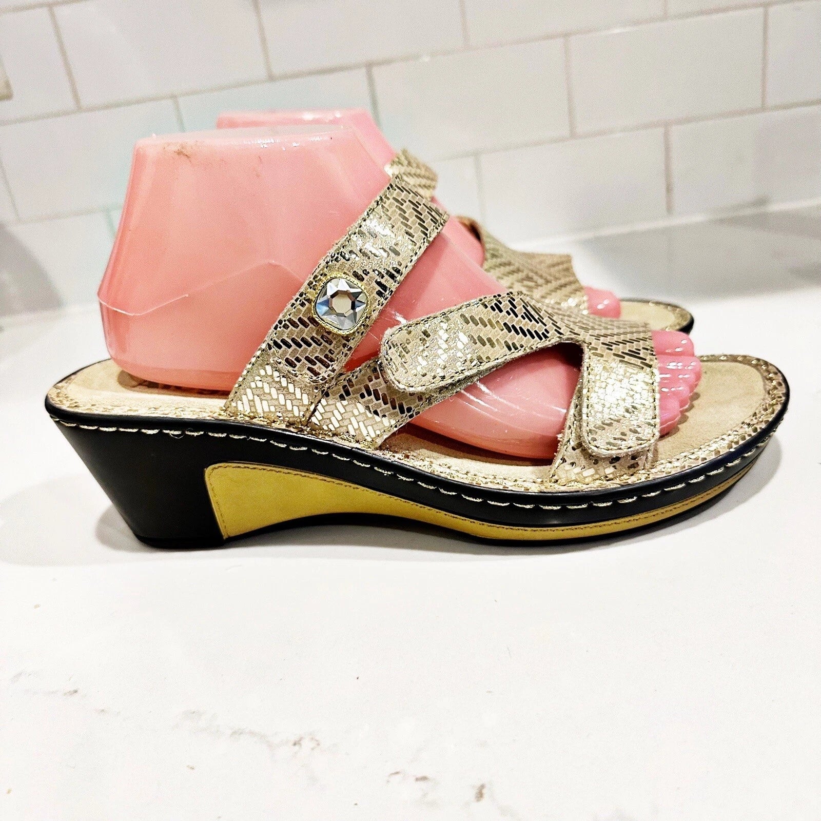 Alegria LOTI Gold Dazzler Sandals Wedge Slides Open Toe Size 39 Shoes