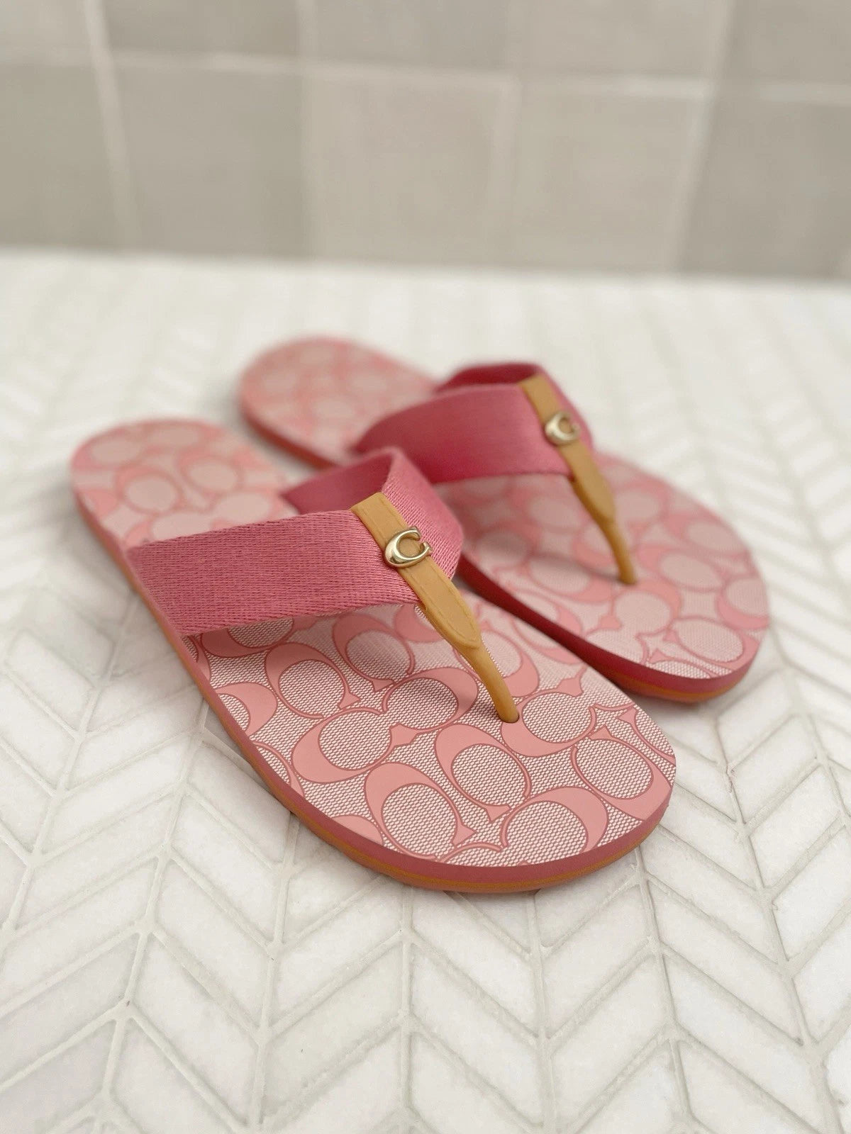 Coach Signature Zoe Flip Flop Sandals Pink 6 Flats Gold C Logo Designer Preppy