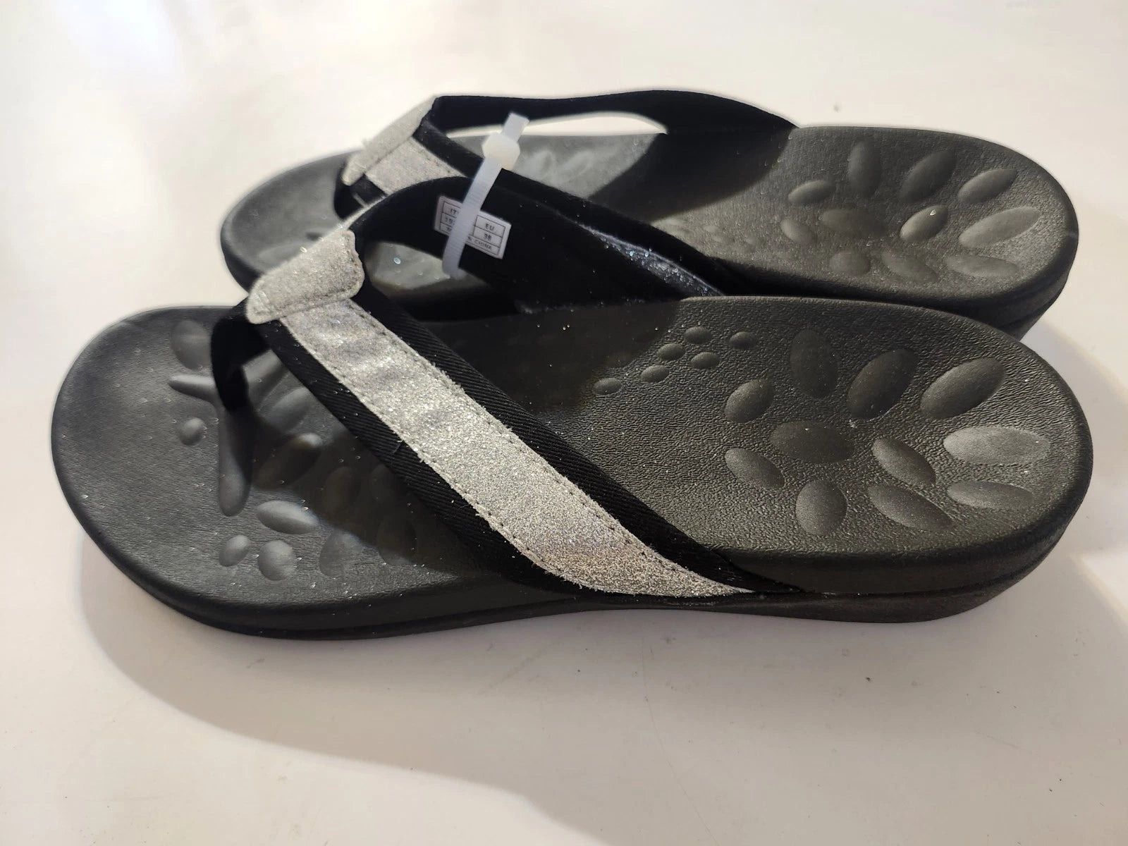 NEW! VIONICA STYLE sz 8 (38) ORTHO SILVER SPARKLE ON BLACK THONG SANDALS  SLIDES
