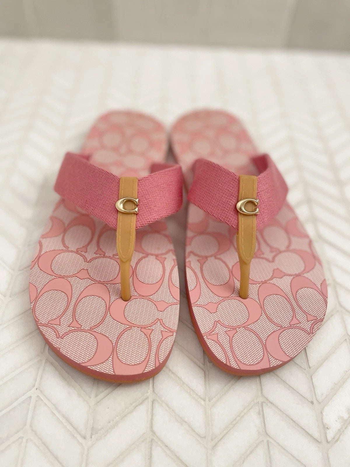 Coach Signature Zoe Flip Flop Sandals Pink 6 Flats Gold C Logo Designer Preppy