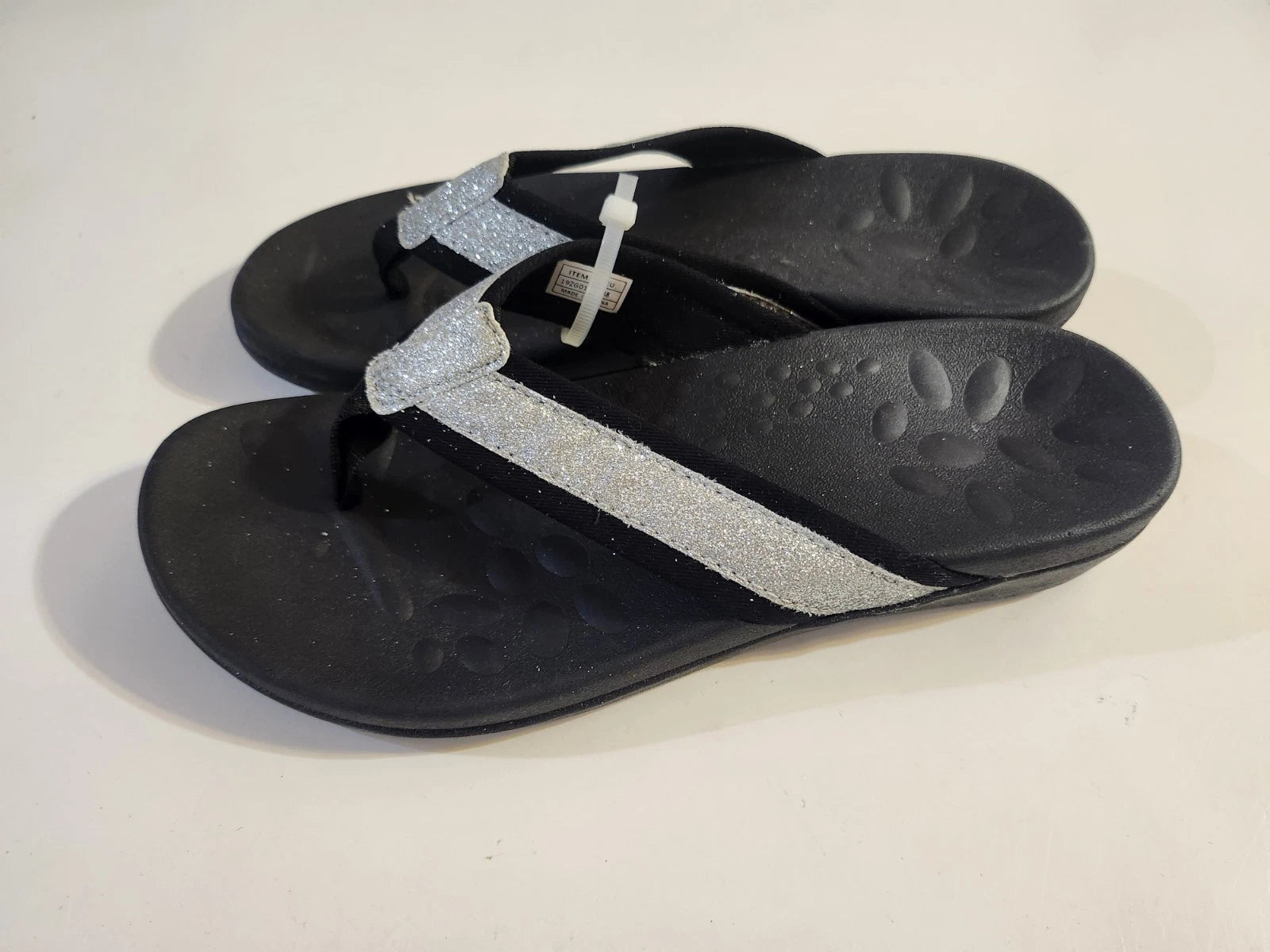NEW! VIONICA STYLE sz 8 (38) ORTHO SILVER SPARKLE ON BLACK THONG SANDALS  SLIDES