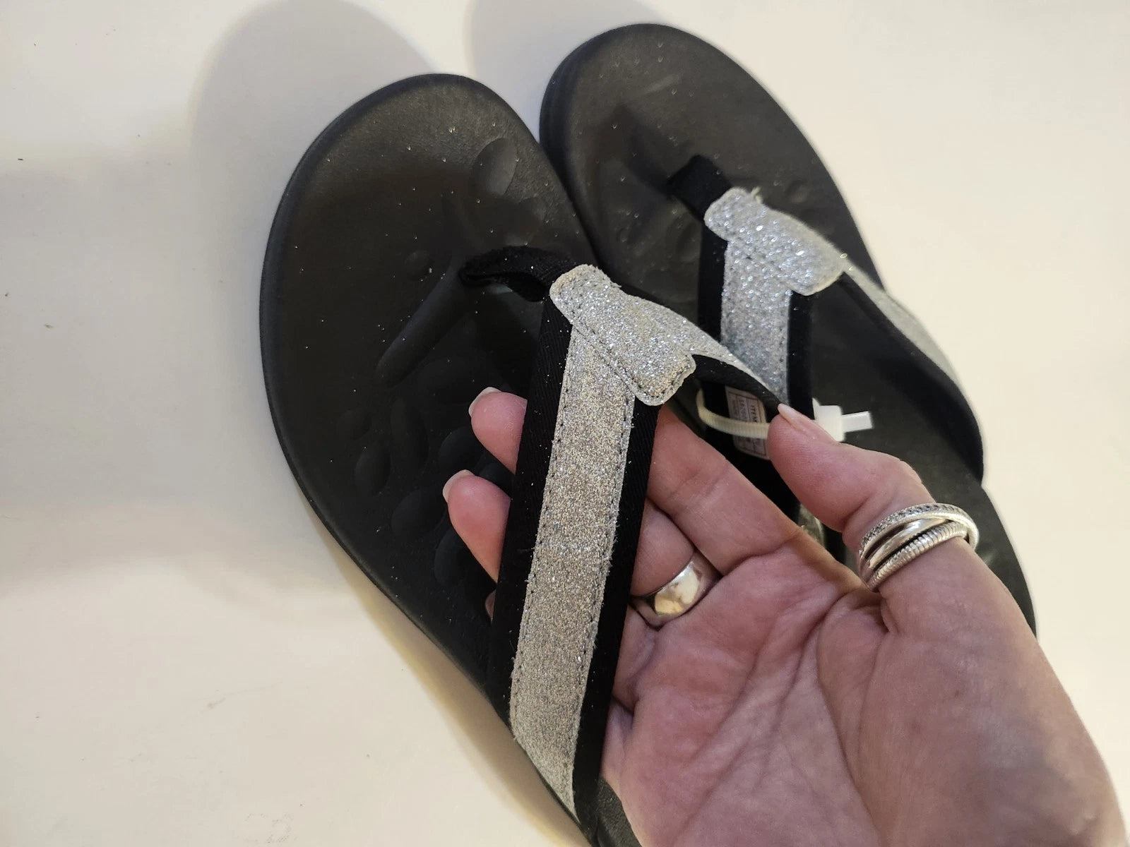 NEW! VIONICA STYLE sz 8 (38) ORTHO SILVER SPARKLE ON BLACK THONG SANDALS  SLIDES