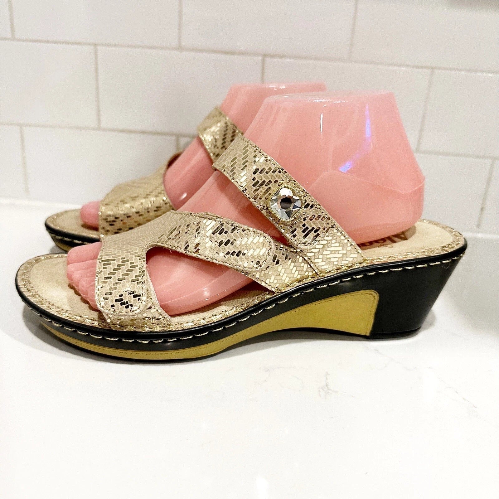 Alegria LOTI Gold Dazzler Sandals Wedge Slides Open Toe Size 39 Shoes