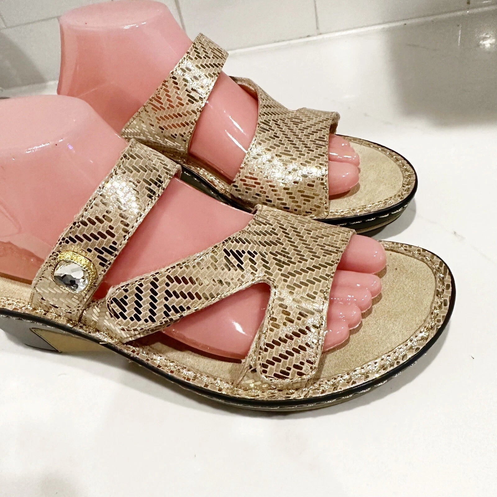 Alegria LOTI Gold Dazzler Sandals Wedge Slides Open Toe Size 39 Shoes