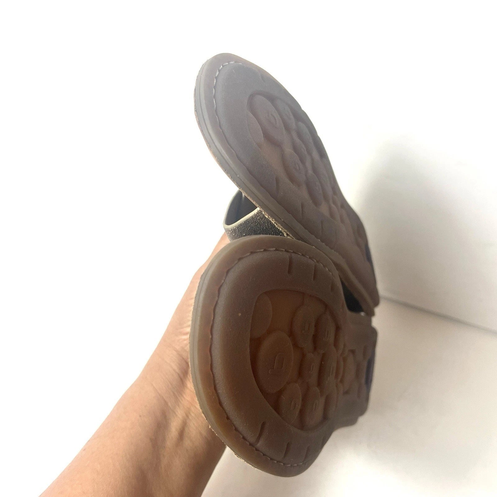 Bionica Womens 9.5M Gold Leather Cross Straps Slide Summer Casual Sandal Slip On