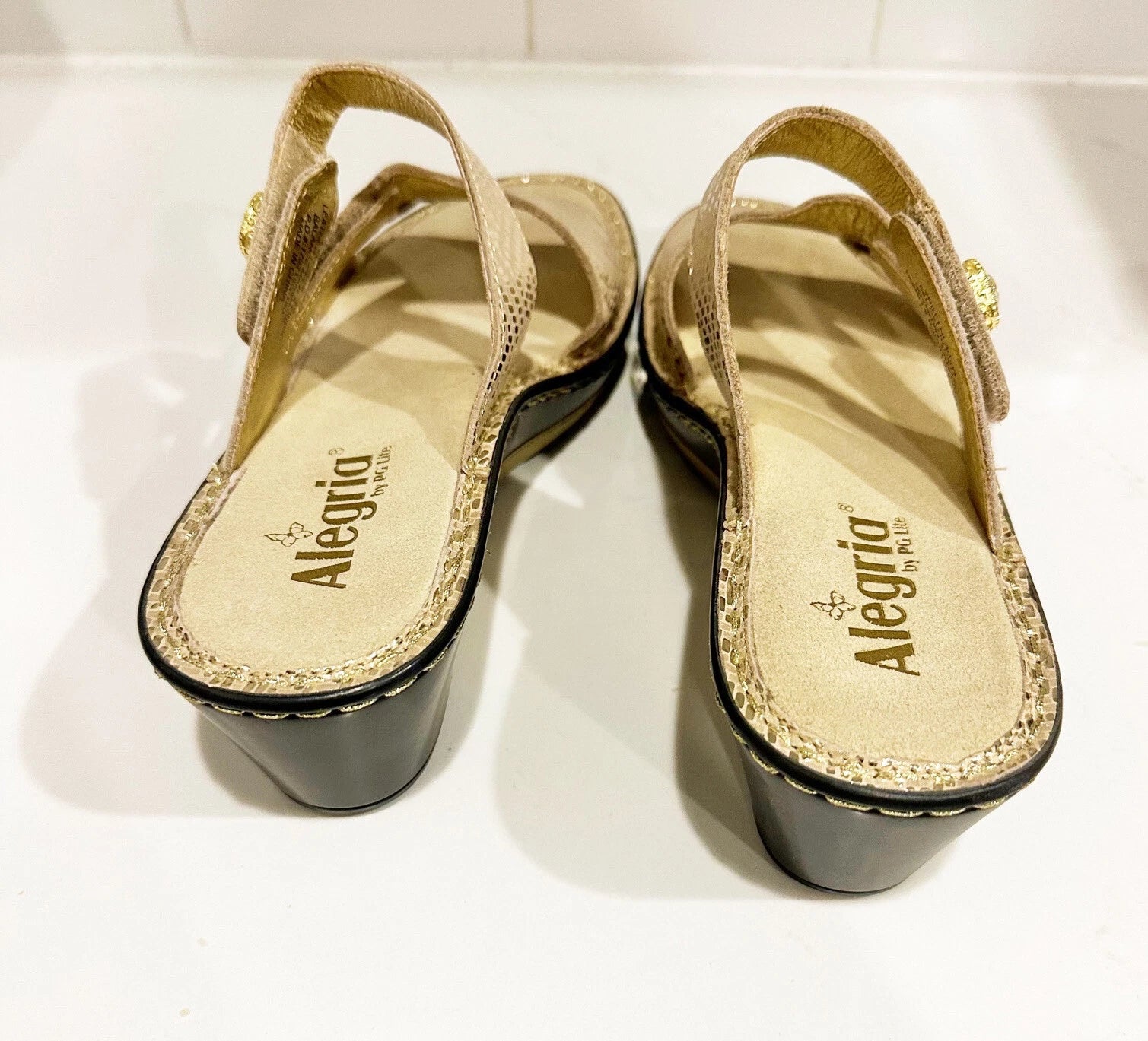 Alegria LOTI Gold Dazzler Sandals Wedge Slides Open Toe Size 39 Shoes