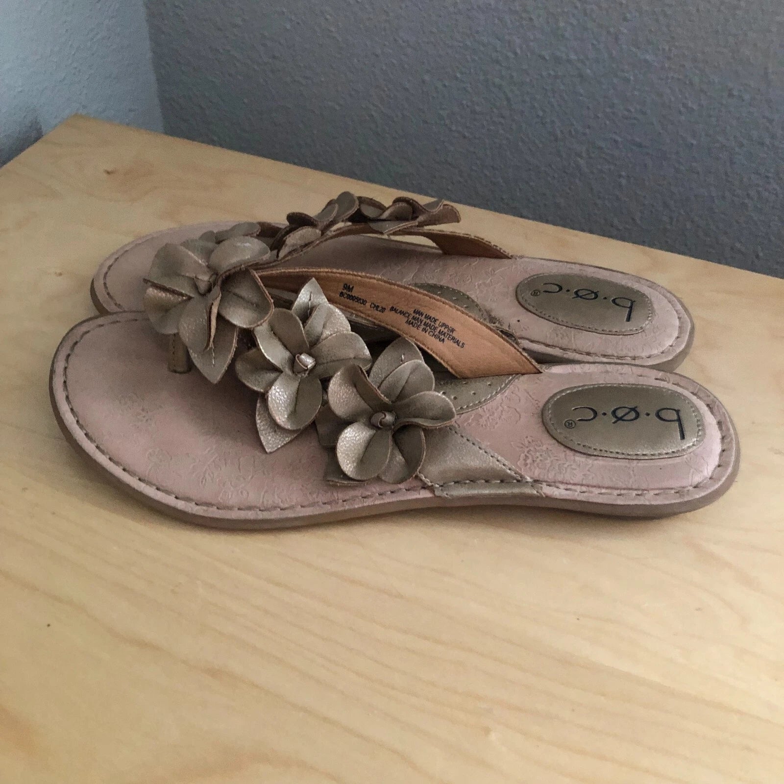 B.O.C Slide Sandals Womens US 9 Gold Metallic Flowers Vegan Leather Flip Flops
