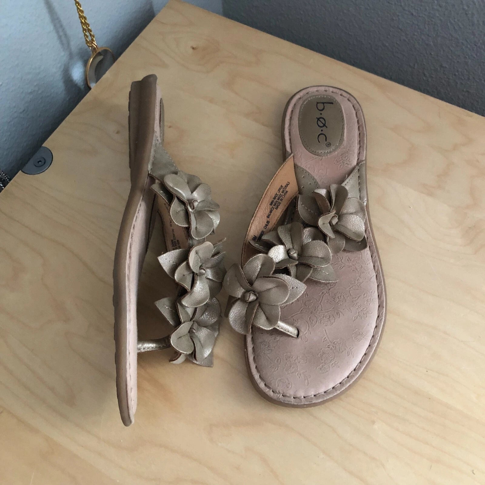 B.O.C Slide Sandals Womens US 9 Gold Metallic Flowers Vegan Leather Flip Flops