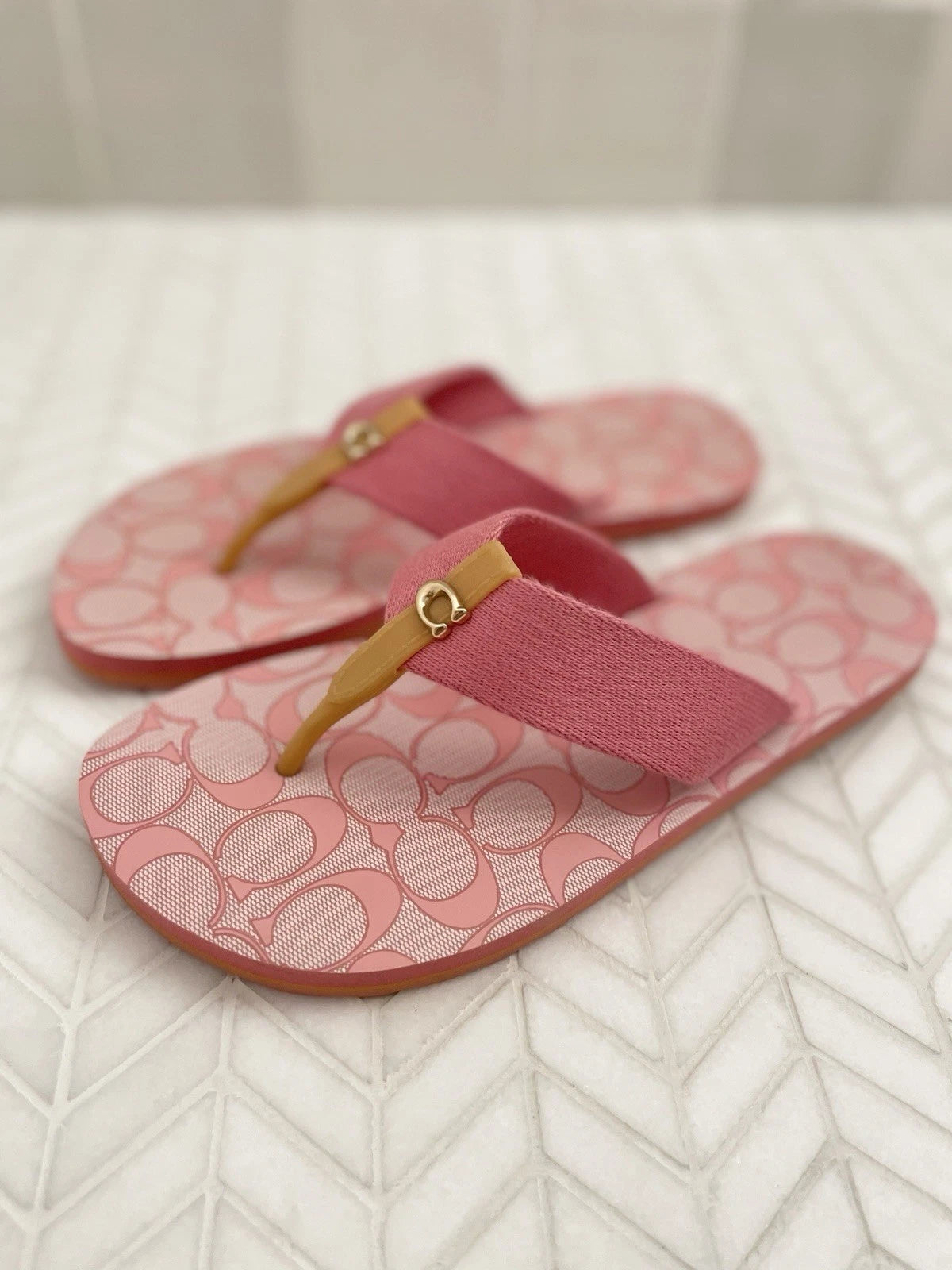 Coach Signature Zoe Flip Flop Sandals Pink 6 Flats Gold C Logo Designer Preppy