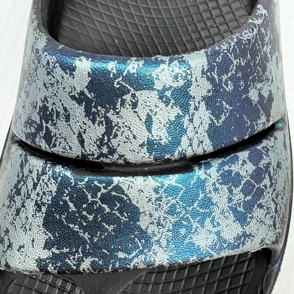 OOFOS Recovery Slides Luxe Sandals Women’s 5 Blue Iridescent Snake Comfortable