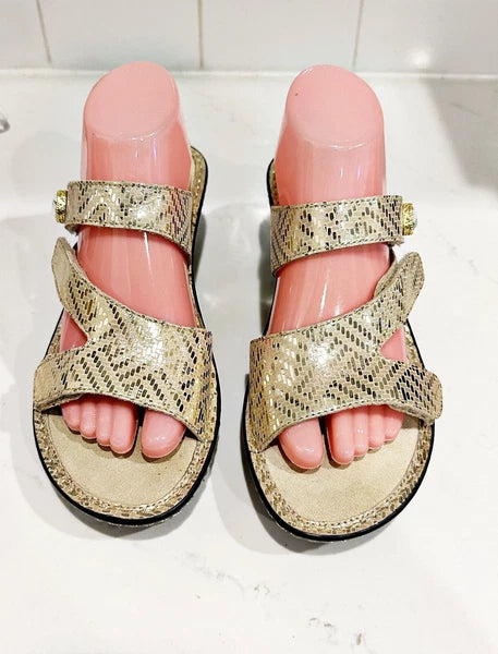 Alegria LOTI Gold Dazzler Sandals Wedge Slides Open Toe Size 39 Shoes