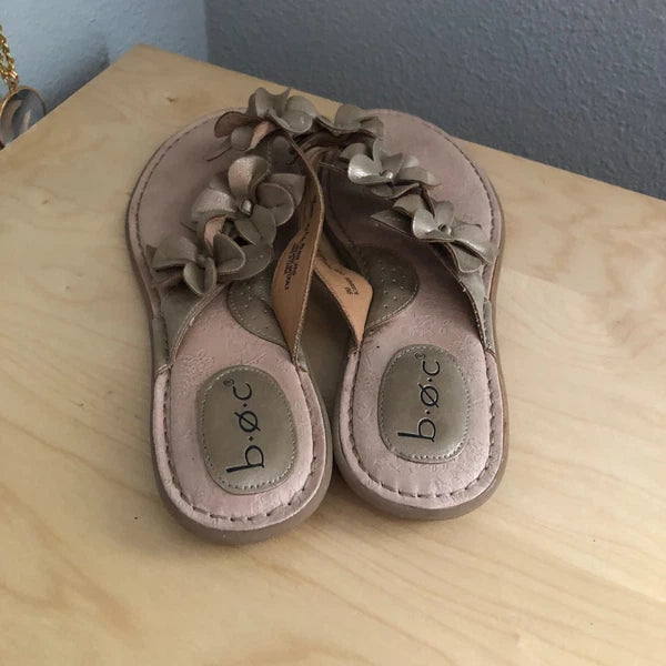 B.O.C Slide Sandals Womens US 9 Gold Metallic Flowers Vegan Leather Flip Flops