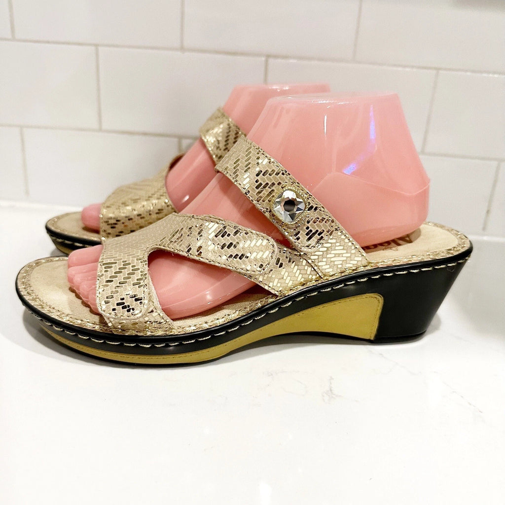 Alegria LOTI Gold Dazzler Sandals Wedge Slides Open Toe Size 39 Shoes